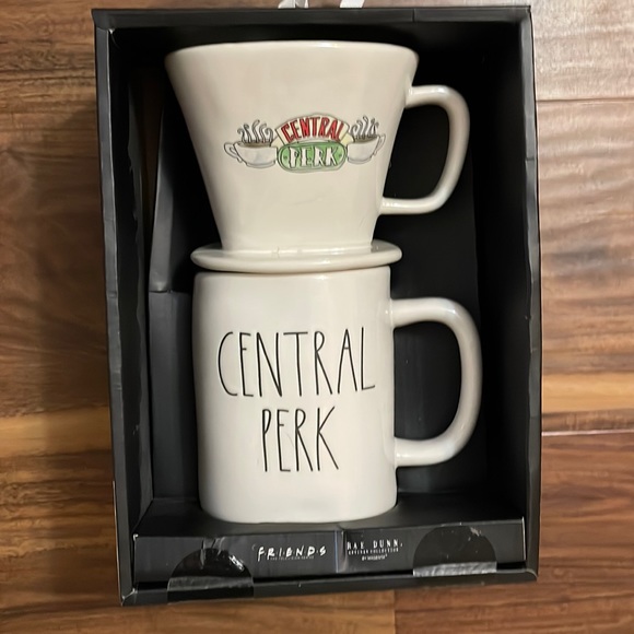 RAE DUNN FRIENDS COFFEE CUP CENTRAL PERK PARK DRIP MUG 19.5 oz WARNER BROS tv - Picture 1 of 7